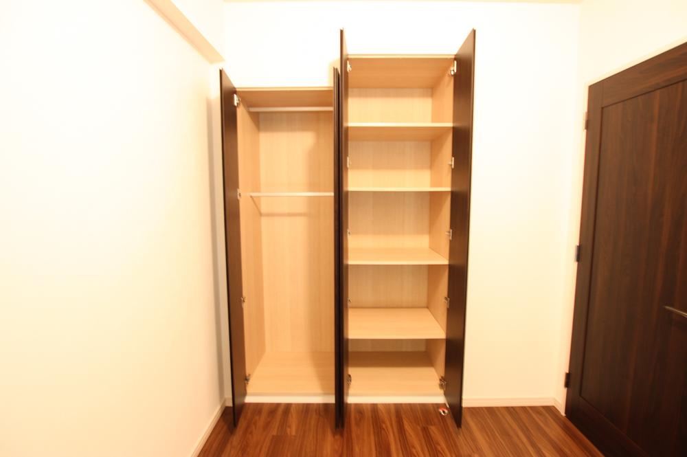 Receipt. Excellent storage capacity of the closet