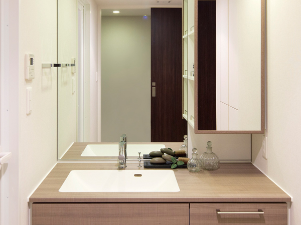 Bathing-wash room.  [Vanity arranging two people] It is useful, for example, a busy morning you can use alongside two people. Also, Asked a wash bowl on one side, It has secured a space that can be temporary and change of clothes and towels.