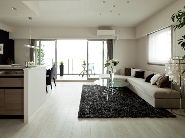 Living.  [living ・ dining] From the wide sash that is a large airy obtained, Refreshing sun-drenched living room ・ dining. It spreads a cozy space of all households facing south.  ※ Less than, Indoor photos all model room (A type menu plan (application deadline Yes / Including some paid) option)