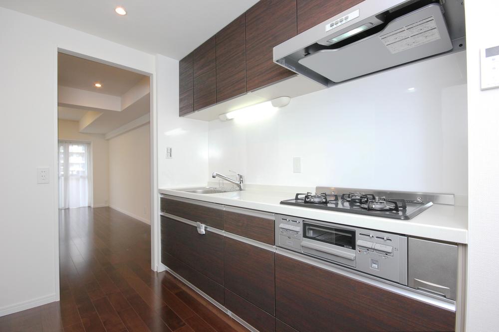 Kitchen. Stand-alone kitchen. Easy-to-use 3-burner stove