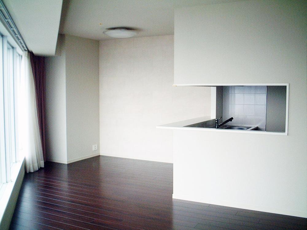 Living.  [living] From the view window that wraps Living, Guests will enjoy the downtown panorama full of sense of openness.