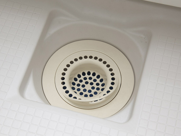 Bathing-wash room.  [Easy discarded hair catcher] Easily gathered hair, Drain outlet effortless round hole shape is clean, even from the back, even from discarded easy table with a large knob.