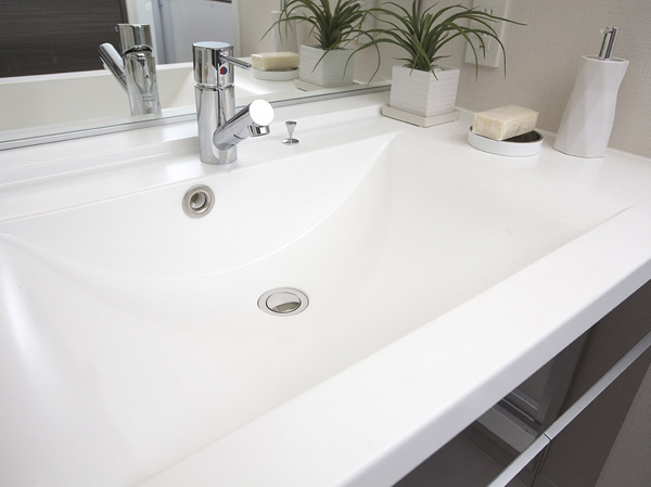 Bathing-wash room.  [Bowl-integrated counter / Single lever mixing faucet] Counter top and sink bowl of integrally formed, There is no joint, Beautifully to look, Cleaning is easy. Also, Adoption of a single-lever mixing faucet water and hot water is used properly at the touch of a button. Spout portion is drawn out, It is very convenient.