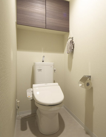 Bathing-wash room.  [Washlet toilet] Water-saving ・ Equipped with a toilet with hot water cleaning function which was also consideration to a power-saving. Heating toilet seat, Comfortable performance enhancement, such as automatic deodorizing. Also it provided a convenient hanging cupboard for storage, such as toilet paper and accessories.  ※ In the apartment gallery, Toilet facilities can be confirmed. (The room is different from the one of this sale)