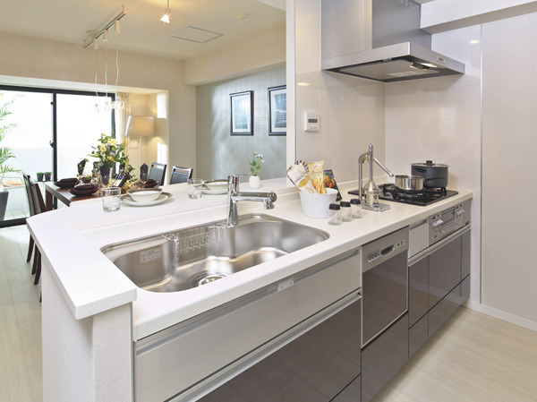 Kitchen.  [kitchen] Adopted also taken out easily slide cabinet things back to the kitchen. Handy for storage, such as a large pot. Loosen the speed just before the drawer is closed, It is with a bull motion functions close to slowly quiet. (Except for some drawer) ※ In the apartment gallery, Kitchen facilities can be confirmed. (The room is different from the one of this sale)