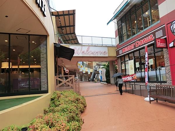 Shopping centre. 1060m to San Street