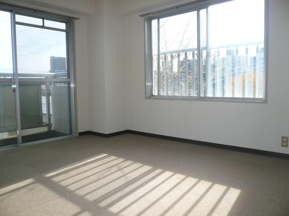 Non-living room. Indoor (12 May 2013) Shooting