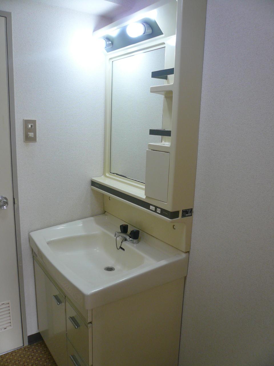 Wash basin, toilet. Indoor (12 May 2013) Shooting