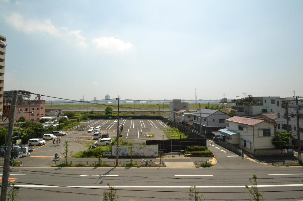 View photos from the dwelling unit. View from the site (July 2013) Shooting