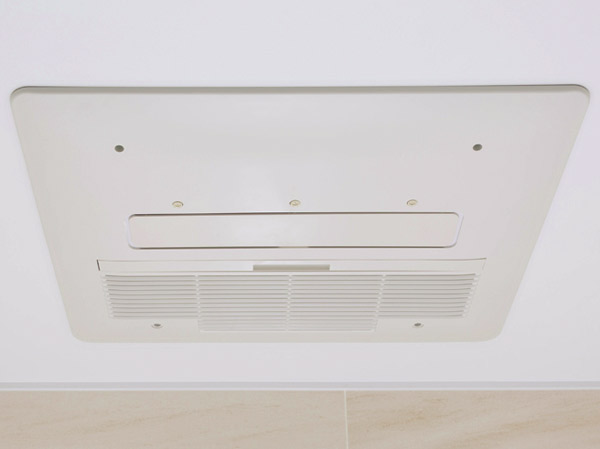 Bathing-wash room.  [Bathroom heating dryer] Quickly eliminate the moisture in the bathroom. Not only inhibit fungal, Heating before bathing of washing and drying and cold season in the rain is also possible.