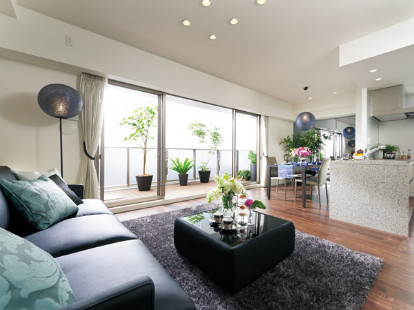 Living.  [living ・ dining] Hope the waterside around, Relaxed in order to take advantage of the location, which spread to the sky, living ・ The dining, Adopt the casement wide sash. And finished with a high sense of openness that sense of unity with the glass handrail of the balcony space. Moments of gatherings of family, It will produce gracefully comfortably.
