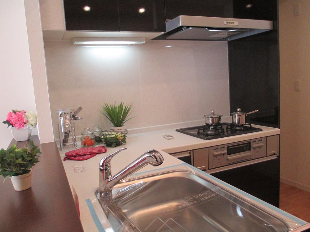 Kitchen. Is easy housework flow line, L-shaped kitchen.