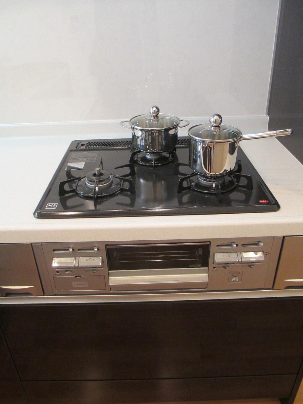 Kitchen. Gas stove is a three-necked. Grill is one side baked.