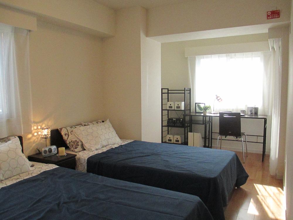 Non-living room. Western-style 8.6 Pledge. Bet two + can put a desk is wide enough.