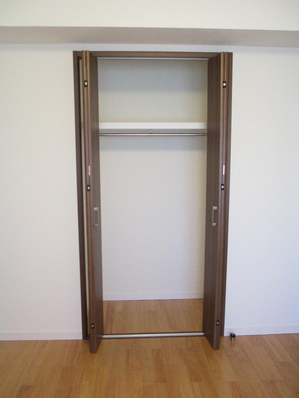 Receipt. Western-style 6.0 Pledge of closet. Also it comes with Makuratana and hanger pipe.