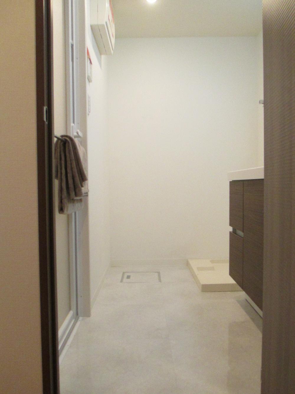 Wash basin, toilet. It is spacious basin undressing room.