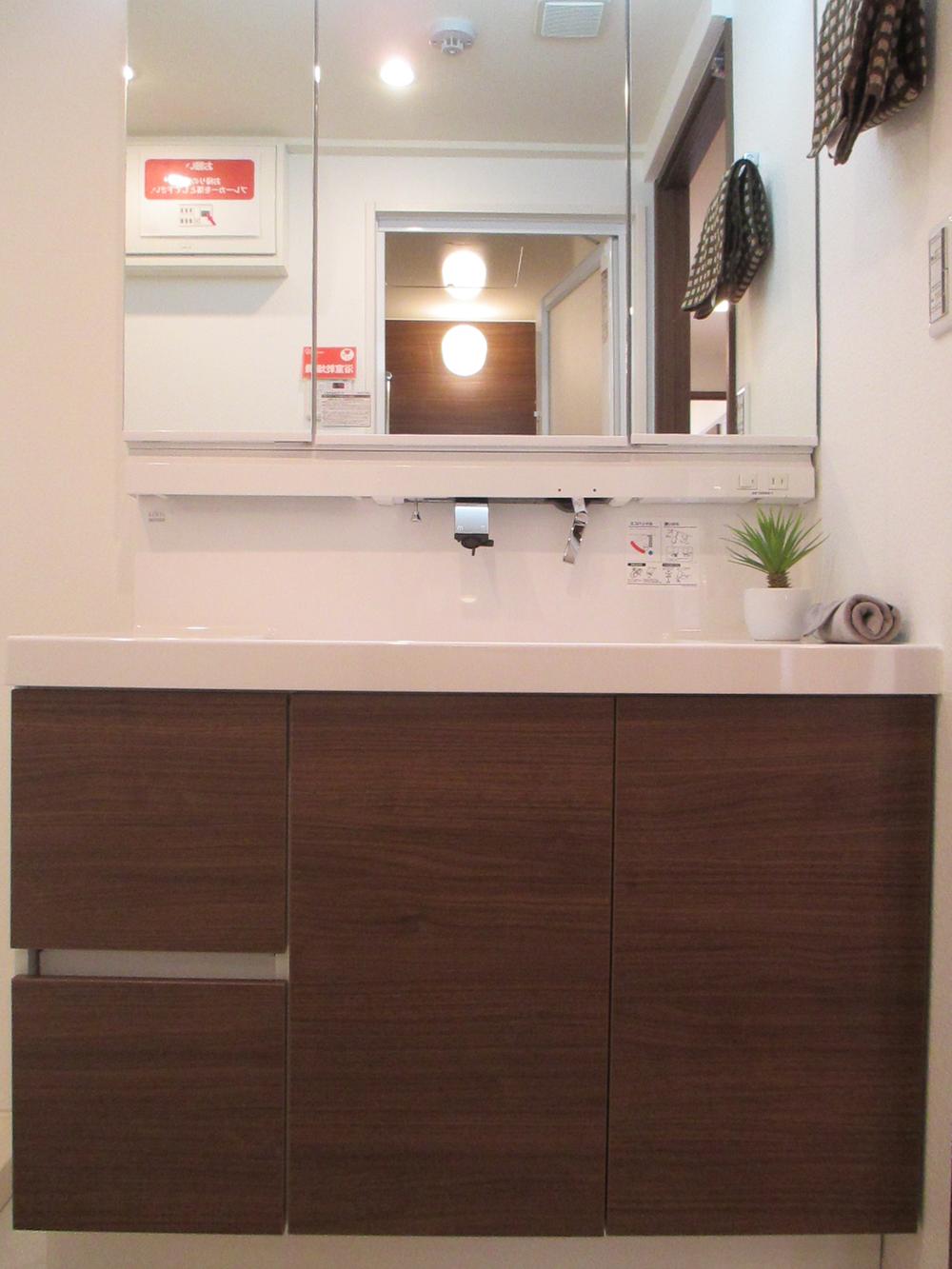 Wash basin, toilet. Washbasin with shower function. Because with a lever on the wall, There is no water can accumulate.