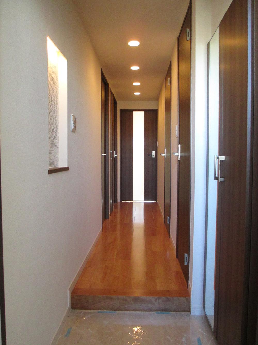 Entrance. It has established a niche shelf. You can decorate a flower.