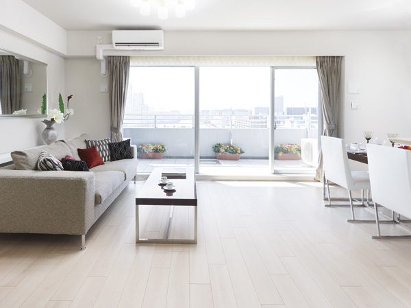 Komu take the light from the wide sash, Living room filled with a feeling of opening ・ dining