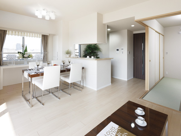 Window in the dining space. Bright is also adjacent to Japanese-style room