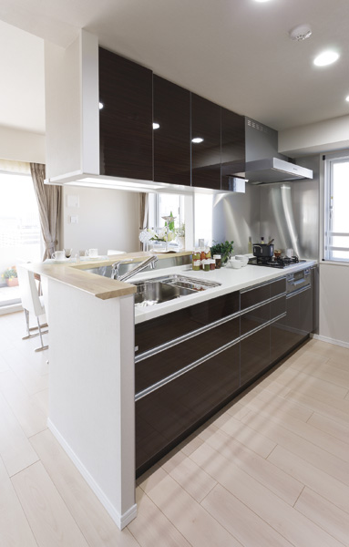 Face-to-face counter type of kitchen. Of course, it is a functional, Also in beauty has been consideration