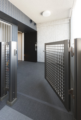 Pouch with a gate to increase the residence of independence