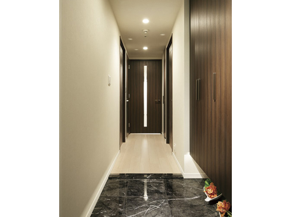 Interior.  [Dignified appearance is, Entertain visitors] It is a first impression of the house entrance. Even if you live, Also invited gracefully for visitors, In order to send out gently, It offers a higher quality space. It was the adopted, Carefully selected material combines the glossy sheen and heavy texture strike, Natural marble paste floors and Agarikamachi. From sublime dignified appearance, Begins the time of day-to-day of relaxation.  ※ In the apartment pavilion, Entrance of the equipment can be confirmed. (The room is different from the one of this sale)