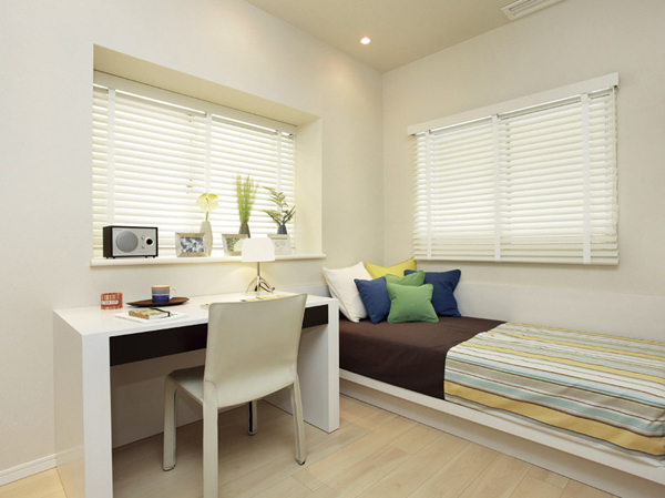 Interior.  [Children's room] Western-style room with a storage of large capacity that can be used to suit your lifestyle. As a private room with a calm, You can colorfully use.  ※ In the apartment pavilion, Western-style equipment can be confirmed. (The room is different from the one of this sale)