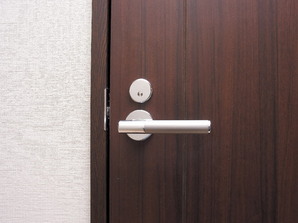 Security.  [Coin unlocking / Lever handle] Just in case the situation, Lock that can be locked from the inside, All adopted a type that can be unlocked with a single coin from the corridor side (Western-style 1 only). Also, The lever handle of the interior doors, It adopted a rounded design, Also conscious that there are no injuries when the children and the elderly were hit. (Same specifications)