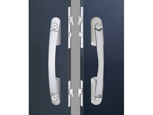 Security.  [Double lock to enhance crime prevention ・ Crime prevention thumb turn] Because it takes twice as long to intrusion by placing a progressive cylinder key of the entrance door to the double, Double lock of the dwelling units will have been said to be less likely to target illegal intrusion. Other, Strong sickle dead bolt lock on the bar of the pry such as violence vandalism, Such as a strong crime prevention thumb turn to "thumb turning", Take crime prevention measures from various directions, It has extended the safety of the city life. (Same specifications)
