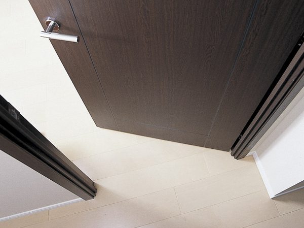 Building structure.  [Full flat floor] It is the basic of permanent residence condominiums, Consideration in the barrier-free. I started living, Each room, Corridor, kitchen, Adoption of a barrier-free design up to the toilet. It makes you feel the spread and kindness in space. (Entrance Agarikamachi, Except for the bathroom) (same specifications)