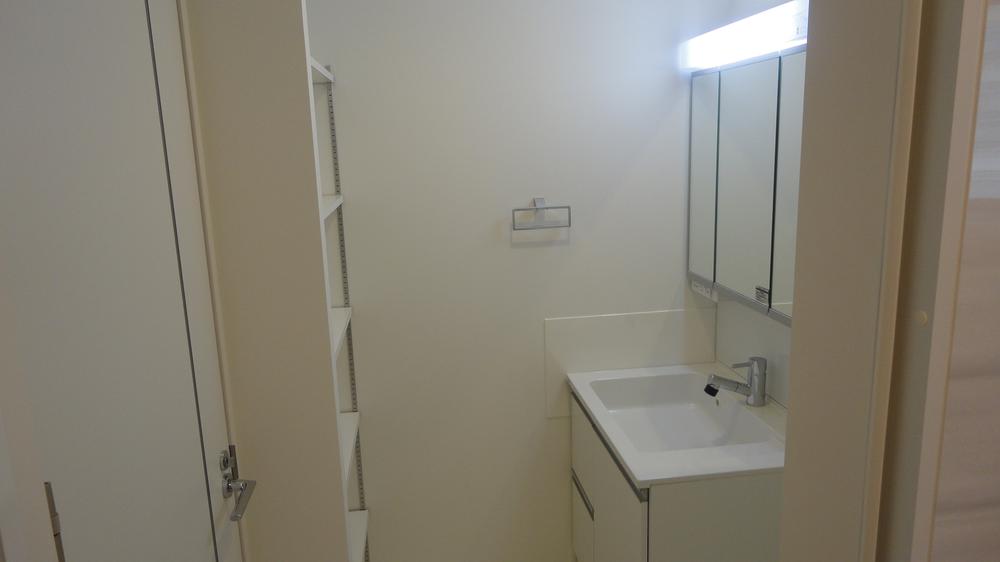 Wash basin, toilet. 1F Washroom