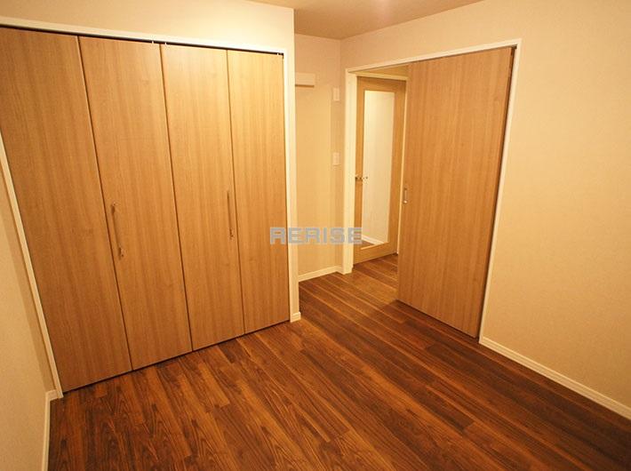 Non-living room. Entrance near the Western-style