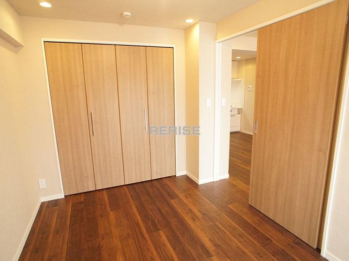 Non-living room. Western-style large-scale storage is with (living beside)