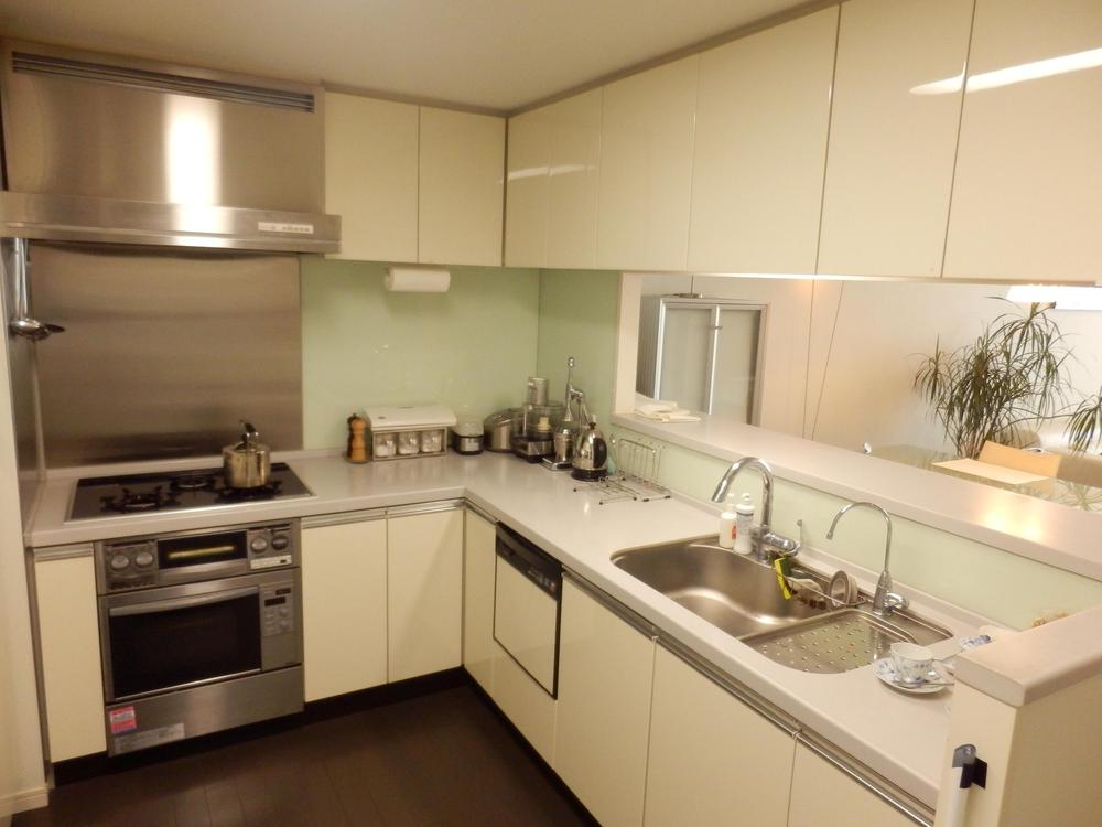 Kitchen. Indoor (10 May 2013) Shooting