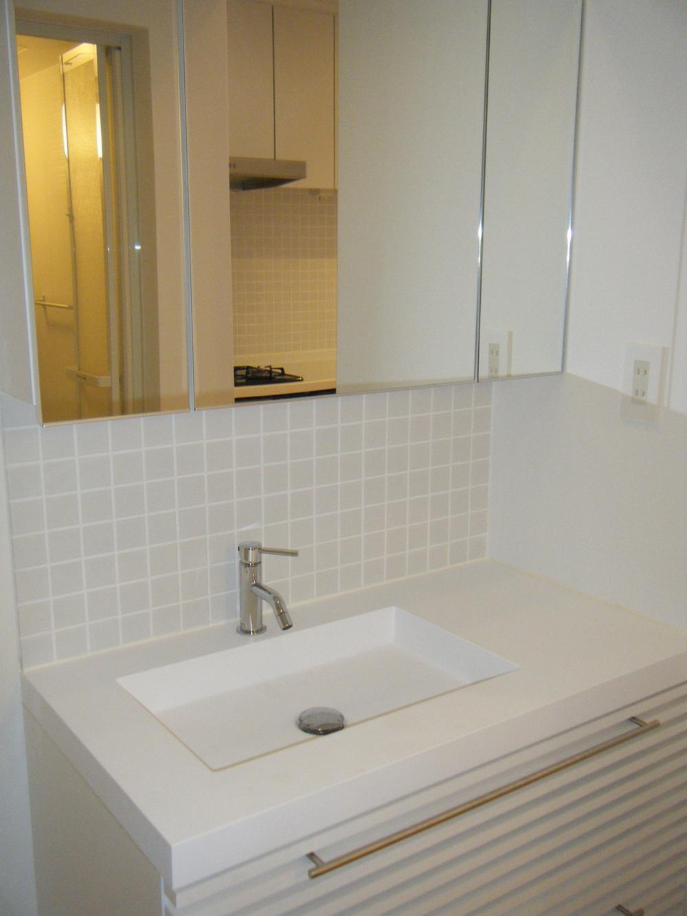 Wash basin, toilet. Interior