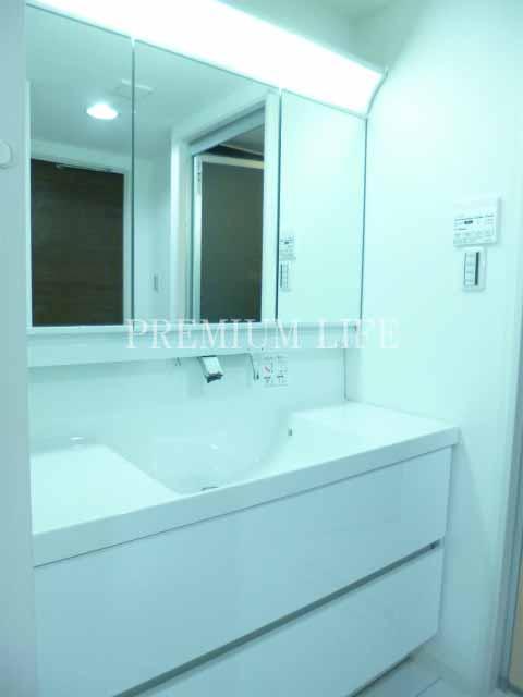 Wash basin, toilet.  [Bathroom vanity] There is a feeling of cleanliness in the new exchange already.