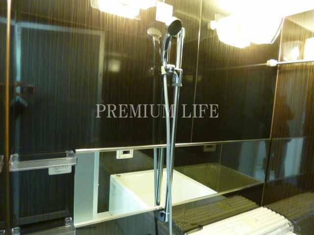 Bathroom.  [bathroom] Adopt a large shower head. Bathroom with a bathroom dryer.