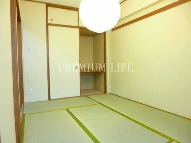 Non-living room.  [Japanese-style room] It is likely to be useful as a drawing room.