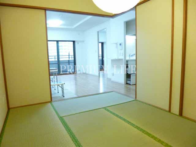 Non-living room.  [Japanese-style room] Integrated utilization of the living room by opening the sliding door is also available.
