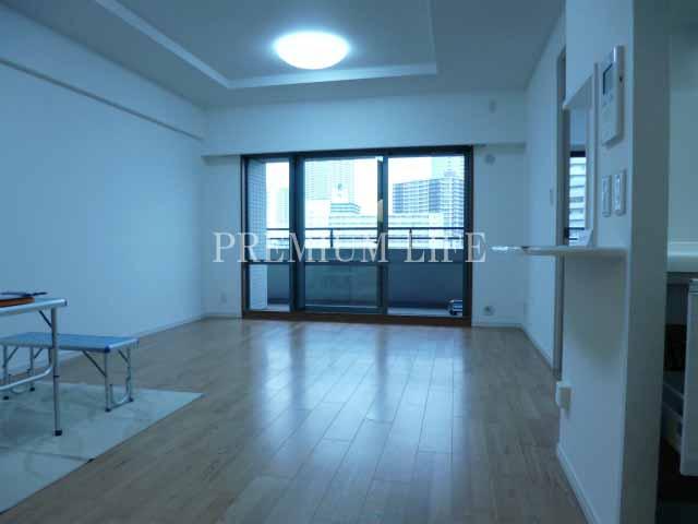 Living.  [living] Bright light is spread LDK.