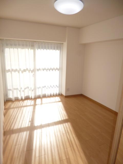 Non-living room. Western-style about 6.0 Pledge. Day is well bright rooms.