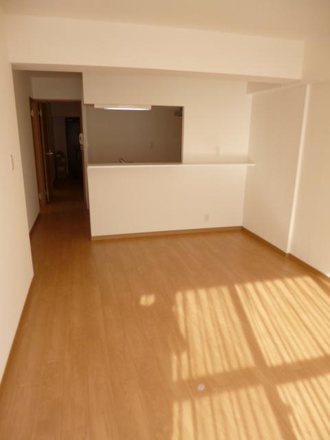 Living. Living-dining kitchen about 12.1 Pledge. Sunshine is cramping up in the room on the south-facing.