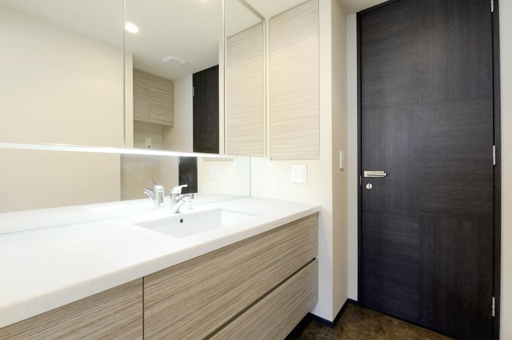 Wash basin, toilet. Indoor (11 May 2013) Shooting