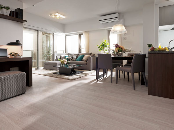 Living.  [It is satisfied in sunlight] Increasing the family of smile, Bright and slightly wider life of the stage. South-facing center, About corner dwelling unit rate of 92%, It is planning a wide-span center, It allows you to incorporate to fully a gentle light and pleasant breeze in the room. From the living space of the room, which is filled in this sunlight, A new day-to-day starts of family. (living ・ dining /  ※ All interior photos of the web is model room J Type menu plan (free of charge ・ Application deadline have) is that where the shooting. Also, Some paid option (application deadline have) are included)