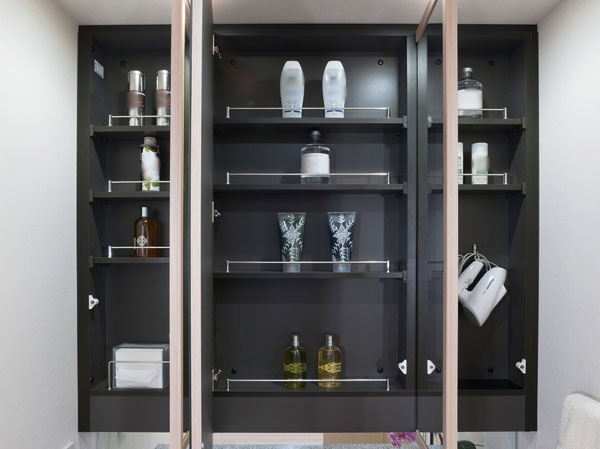 Bathing-wash room.  [Three-sided mirror back storage] On the back side of the three-sided mirror were maintained at Maeru storage space the small parts. It is convenient to organize cosmetic accessories and grooming goods.