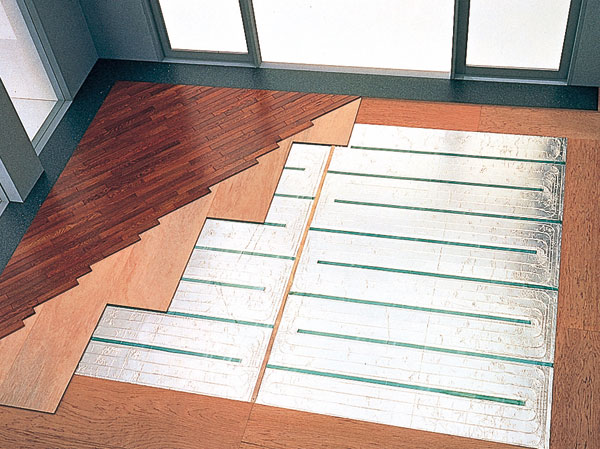 Living.  [TES hot water floor heating] Remain clean indoor air, Adopt a floor heating to warm the entire room from the feet. And significantly cut CO2 emissions compared with the electric type. (Same specifications)