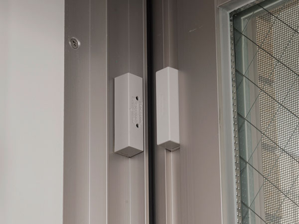 Security.  [Security sensors] At the door and window (except FIX window) is, Set up a crime prevention sensor. The sensor will react when the entrance and windows are opened in crime prevention when setting, Via the administrative office will be reported to the security company. (Same specifications)