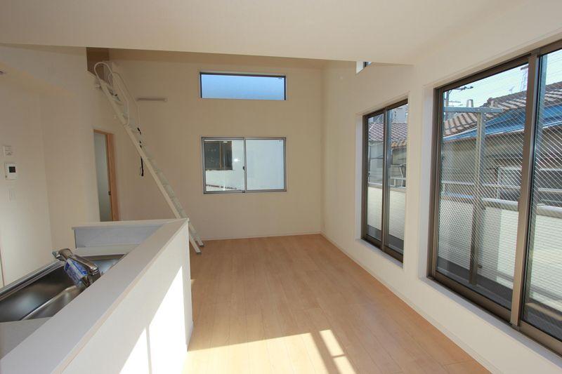 Living. Second floor LDK15.03 Pledge. Three sides is a lighting of the bright rooms.