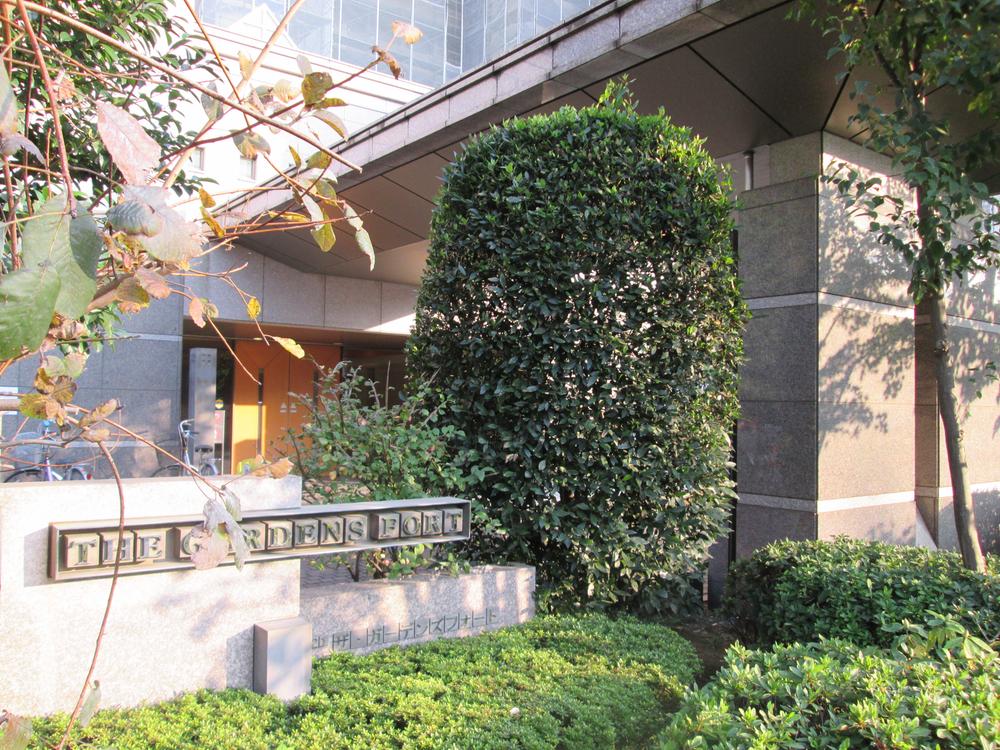 Entrance. There entrance before driveway